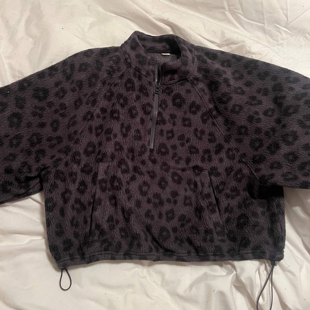 Leopard print Old Navy Sherpa! Adjustable winch at the bottom, quarter zip